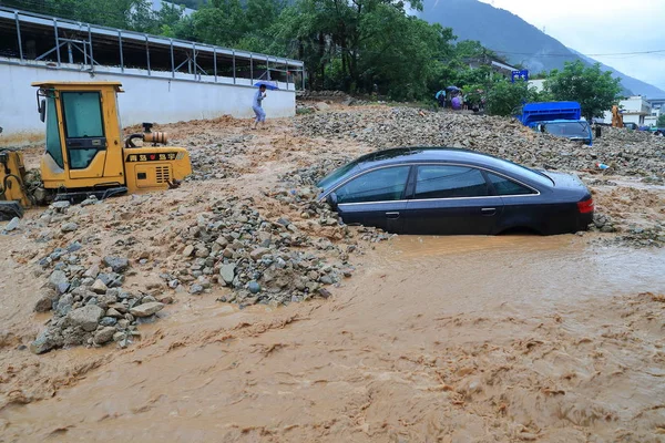 Auto Sepolta Dalla Frana Causata Dalle Piogge Torrenziali Nella Contea — Foto Stock