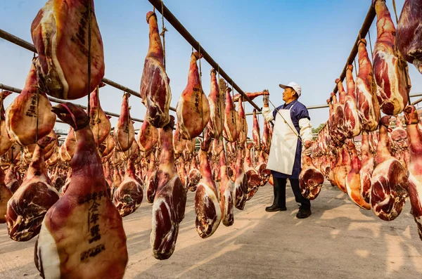 Jinhua Hammen Zijn Opgehangen Worden Uitgezonden Gedroogd Zon Een Fabriek — Stockfoto
