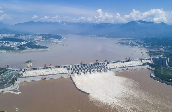 Vloedwater Gush Uit Vanaf Dam Van Drie Kloven Yangtze Rivier — Stockfoto