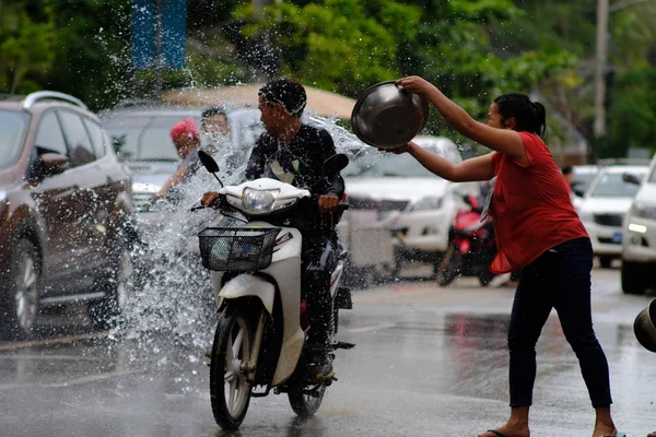 Een Lokale Inwoner Strooit Water Aan Een Fietser Het Water — Stockfoto