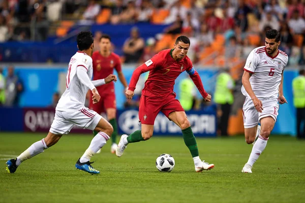 Cristiano Ronaldo Portugal Centro Desafia Saeid Ezatolahi Irã Seu Jogo — Fotografia de Stock