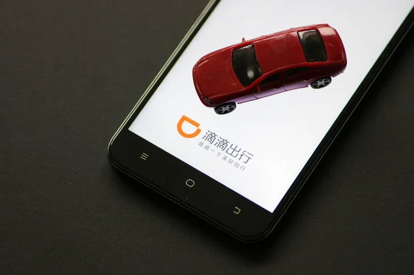 Ein Chinesischer Handynutzer Benutzt Die Taxi App Didi Chuxing Auf — Stockfoto
