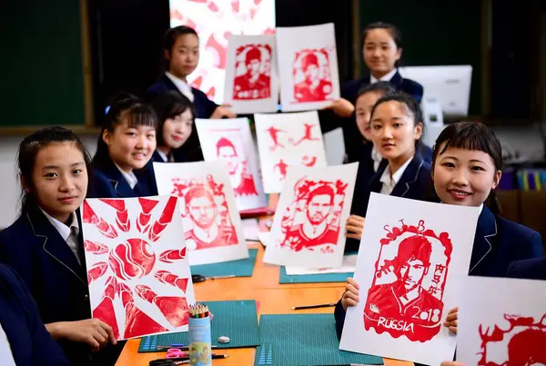 上級学校から学生を示す熱中国北東部の遼寧省瀋陽市で今後 2018 Fifa ワールド カップ 2018 日に紙から刻まれたサッカー スターの肖像の作品 — ストック写真
