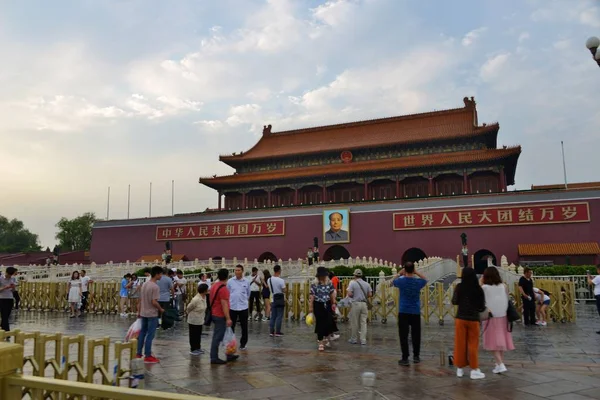 2018年6月12日 在中国北京 游客走过天安门城门城门 — 图库照片