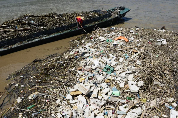 Operaio Cinese Raccoglie Spazzatura Galleggiante Sul Fiume Yangtze Nella Contea — Foto Stock