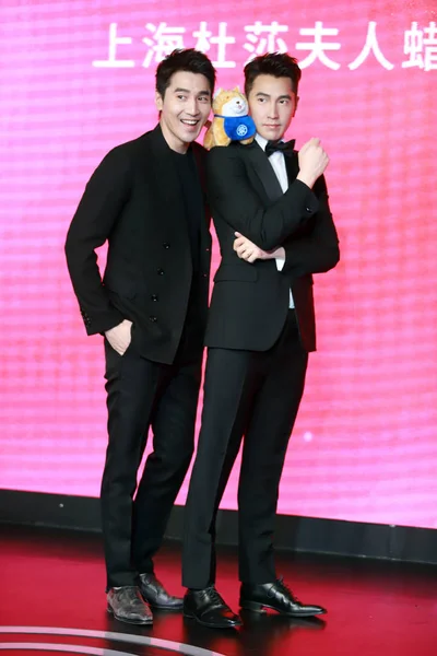 台湾人のカナダ人俳優マーク チャオ 2018 上海にマダム タッソー館上海蝋人形館でお披露目式典中に彼の蝋人形とポーズします — ストック写真