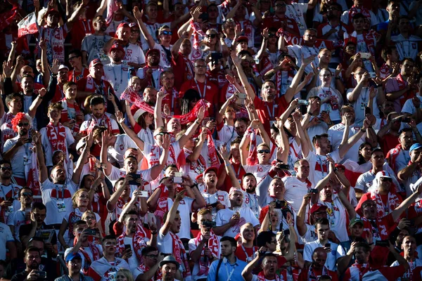 Polské Fotbalové Fanoušky Rozveselit Ukázat Podporu Pro Jejich Tým Soutěžit — Stock fotografie