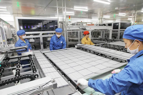 Chińscy Robotnicy Sprawdzą Ogniwa Fotowoltaiczne Wykorzystywane Dokonywania Paneli Słonecznych Zakładzie — Zdjęcie stockowe