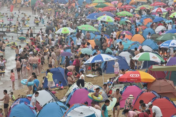 Holidaymakers Crowd Beach Resort Cool Scorching Day Dalian City Northeast — Stock Photo, Image