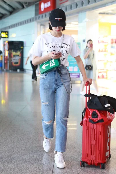 中国歌手兼女演员维多利亚 宋或宋谦在北京首都国际机场使用她的智能手机 2018年6月11日 — 图库照片
