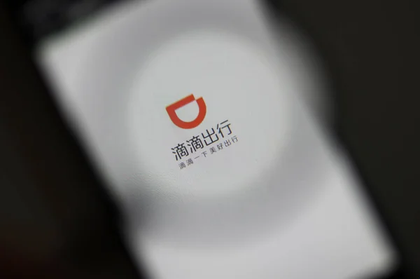 中国の携帯電話ユーザーが 中国東部山東省の江南市でタクシー配車アプリDidi Chuxingをスマートフォンで使用している 2018年5月23日 — ストック写真