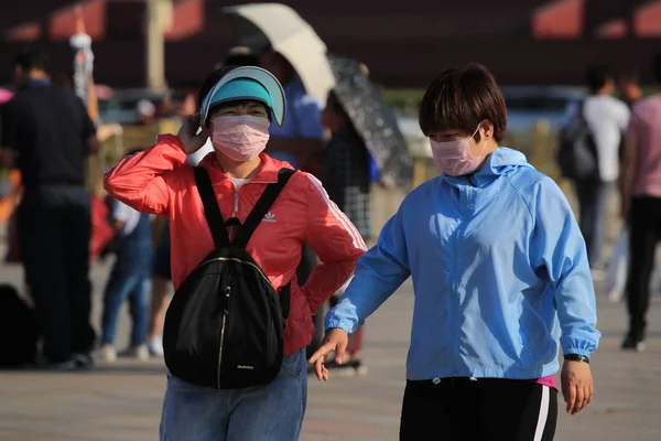 Los Turistas Que Usan Sombreros Gafas Sol Protegen Del Sol — Foto de Stock