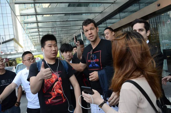 German Former Player Michael Ballack Tallest Surrounded Fans Bodyguards Leaves — 图库照片