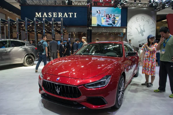 Lidé Navštívit Stánek Maserati Během Peking Mezinárodní Automobilové Výstavy Také — Stock fotografie