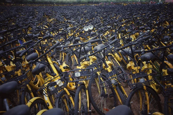 Ποδήλατα Της Κινεζικής Υπηρεσίας Διαμοιρασμού Ποδηλάτων Άλας Στοιβάζονται Ένα Εγκαταλελειμμένο — Φωτογραφία Αρχείου