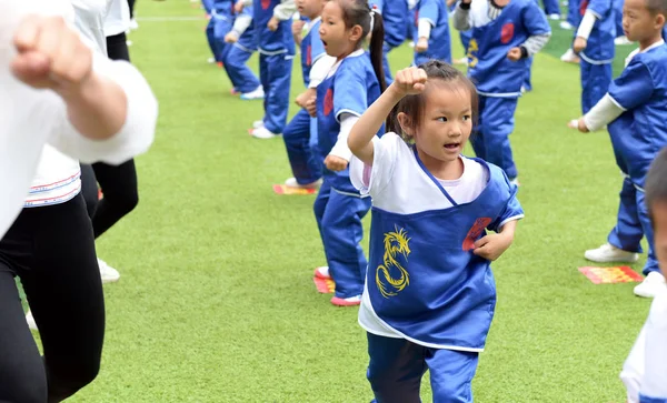 Chinesische Kinder Führen Kungfu Mit Einem Meister Auf Einen Neuen — Stockfoto