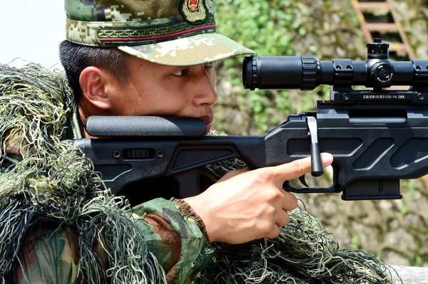 Odstřelovač Ozbrojených Policistů Kuang Tung Zaměřuje Cíl Během Přestřelení Šen — Stock fotografie