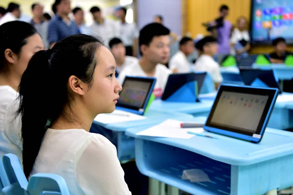 Файл Молоді Китайські Студенти Використовують Планшетні Комп Ютери Під Час — стокове фото