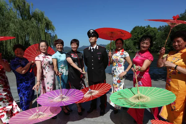 Oficial Policía Italiano Posa Con Mujeres Chinas Vestidas Con Cheongsam — Foto de Stock