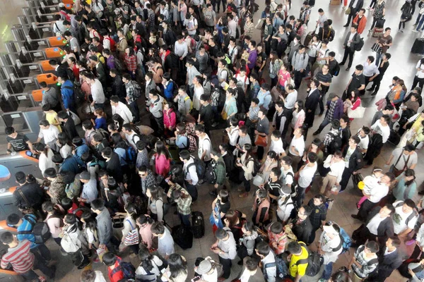 2018年4月28日 在中国东部江苏省苏州市苏州市火车站 乘客排队等候办理登机手续 时间为三天 — 图库照片