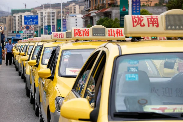 Taksi Yang Berjajar Jalan Luar Lokasi Ujian Sebagai Sopir Mempersiapkan — Stok Foto