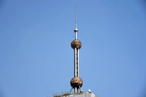 上海の東方明珠テレビ塔のような雷のロッドは 2018 日中国東部の山東省浜州市市のビルの屋上で見られる — ストック写真