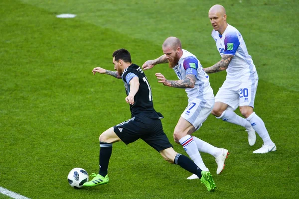 Lionel Messi Argentina Esquerda Dribla Bola Contra Aron Gunnarsson Islândia — Fotografia de Stock