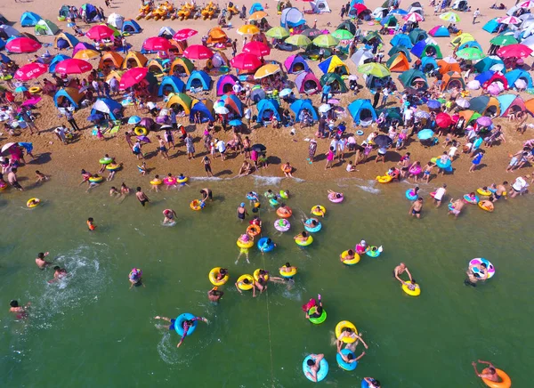 000 Отдыхающих Собираются Пляжном Курорте Остыть Жаркий День Городе Далянь — стоковое фото