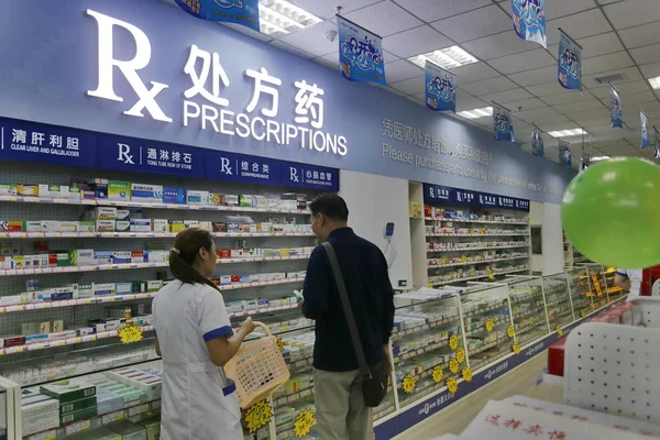 Een Lokale Chinese Inwoner Koopt Geneesmiddelen Recept Een Apotheek Yichang — Stockfoto