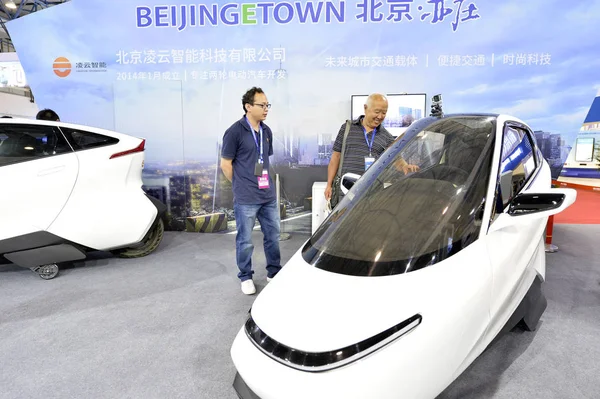Látogatók Megnéznek Egy Kétkerekű Elektromos Autót Kijelzőn Kínai Beijing International — Stock Fotó