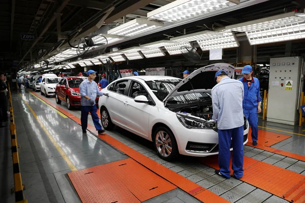 Trabajadores Chinos Montan Automóviles Línea Montaje Planta Automotriz Chery Ciudad — Foto de Stock