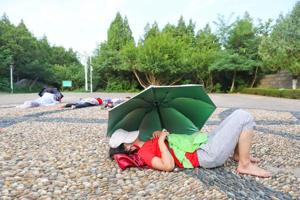 Tantes Chinoises Allongées Sur Sol Pavé Pavés Pour Massage Aux — Photo