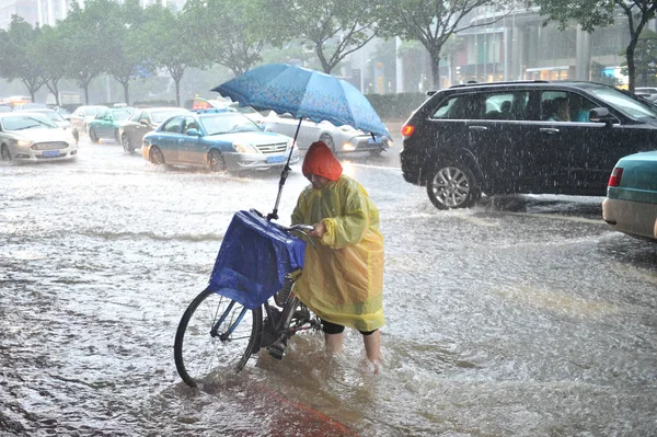 Lokal Bosatt Sköldar Sig Med Ett Paraply Som Hon Rider — Stockfoto