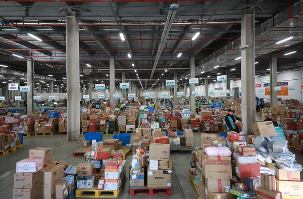 ファイル 中国北東部の遼寧省の電子商取引会社の倉庫でシングルズデーのオンラインショッピングから小包の山を見る 2017年11月11日 — ストック写真
