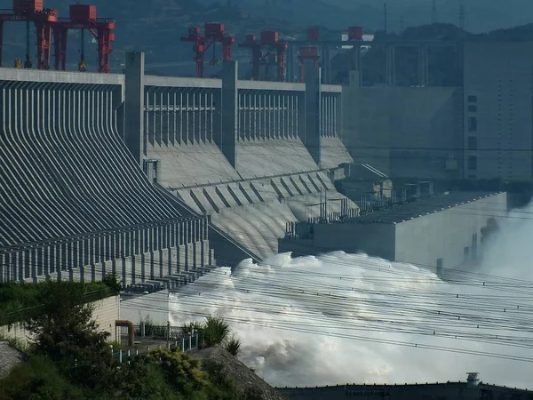 Vloedwater Gush Uit Van Three Gorges Dam Wordt Beheerd Door — Stockfoto
