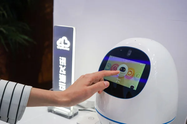Visitante Prueba Robot Inteligente Stand Iflytek Durante Una Exposición Shanghai — Foto de Stock