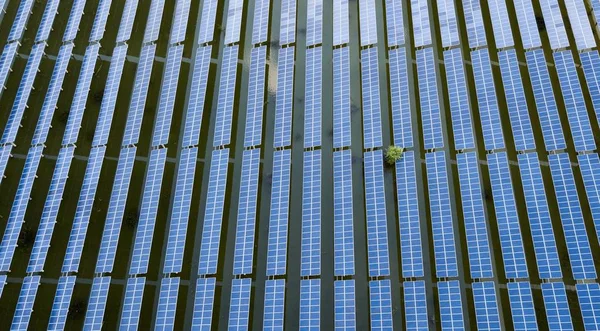 Vista Aérea Uma Fazenda Energia Solar Flutuante Transformada Uma Barragem — Fotografia de Stock