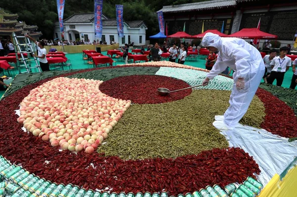 Ein Koch Bereitet Während Eines Krebsbanketts Laojun Gebirge Der Stadt — Stockfoto