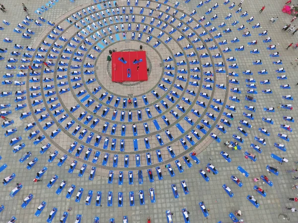 Vista Aérea Mais Mil Amantes Yoga Reunindo Para Praticar Círculos — Fotografia de Stock