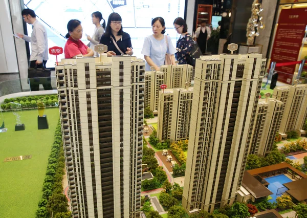 Chinese Homebuyers Look Models Residential Apartment Buildings Sales Center Real — Stock Photo, Image