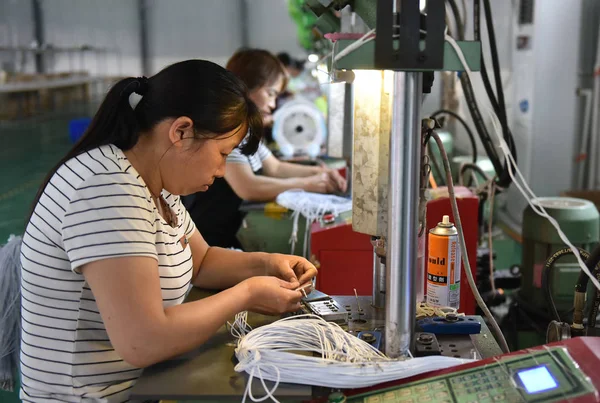 Los Trabajadores Chinos Producen Auriculares Para Teléfonos Inteligentes Una Fábrica — Foto de Stock