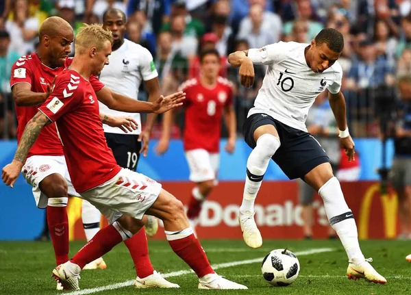 Kylian Mbappe Aus Frankreich Rechts Fordert Die Dänischen Spieler Ihrem — Stockfoto