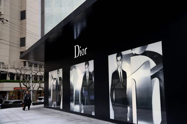 Pedestre Passa Pela Boutique Moda Dior Shopping Plaza Xangai China — Fotografia de Stock
