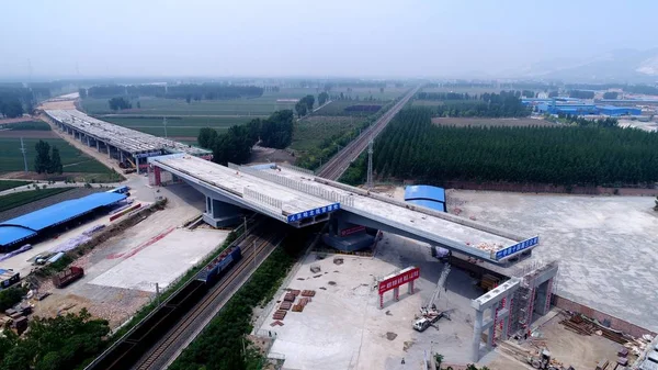 Zwei Trägerbrücken Mit Einem Gewicht Von 400 Tonnen Werden Grad — Stockfoto