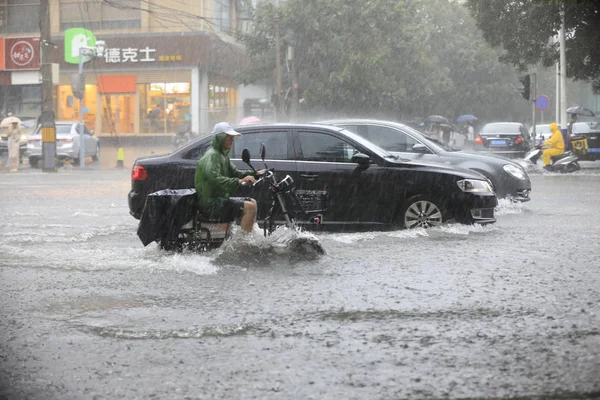 Cyclist Rides Flooded Road Caused Heavy Rainstorm Tongzhou District Beijing — Stock Photo, Image