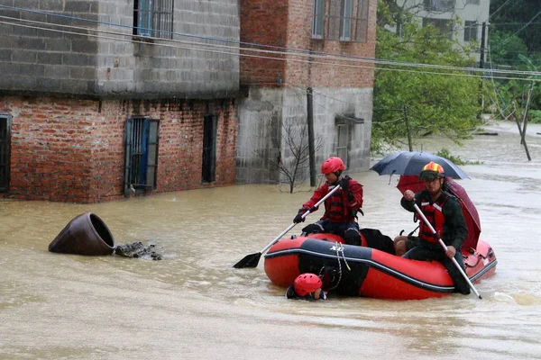 Китайские Спасатели Эвакуируют Местных Жителей Наводнение После Сильного Ливня Вызванного — стоковое фото