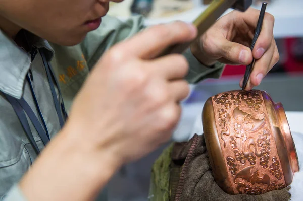 Craftsman Engraves Copper Artwork 14Th China International Cultural Industries Fair — Stock Photo, Image
