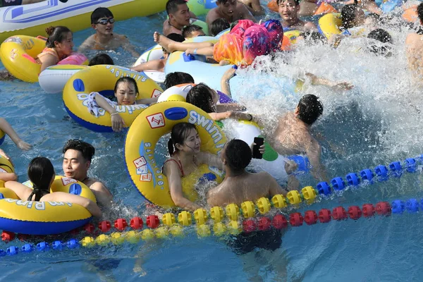 Des Vacanciers Chinois Entassent Parc Aquatique Pour Rafraîchir Lors Une — Photo