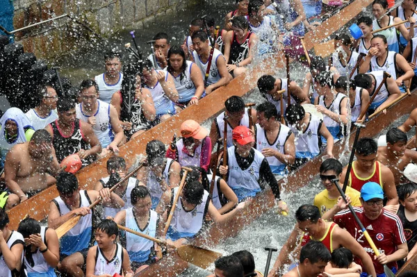 参加为庆祝端午节而举行的龙舟赛 也称为端午节 的选手 于2018年6月18日在中国香港举行 — 图库照片