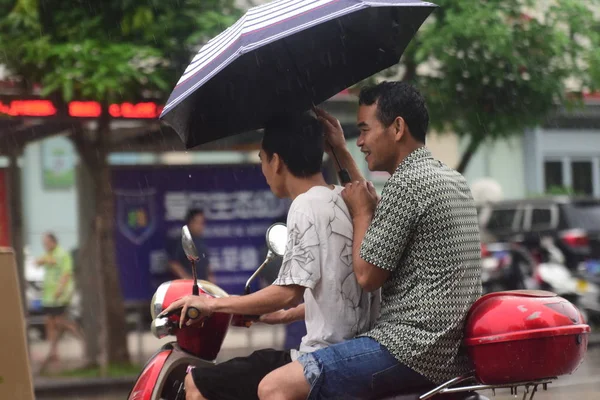 Des Cyclistes Protègent Avec Parapluie Fortes Pluies Causées Par Typhon — Photo